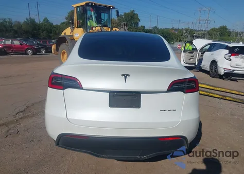 2021 Tesla Model Y Long Range Dual Motor All-Wheel Drive z USA, uszkodzony, nr VIN 5YJYGDEE3MF125592